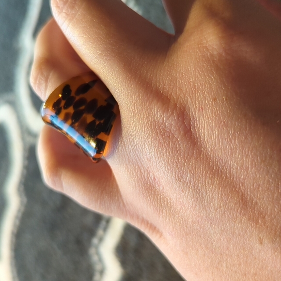Lucite Large Animal Print Style Shield Ring - Sz 8 - Picture 4 of 12